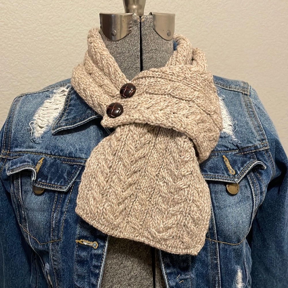 NWT gorgeous wool oatmeal-colored knitted loop scarf with 3-buttons (decorative)